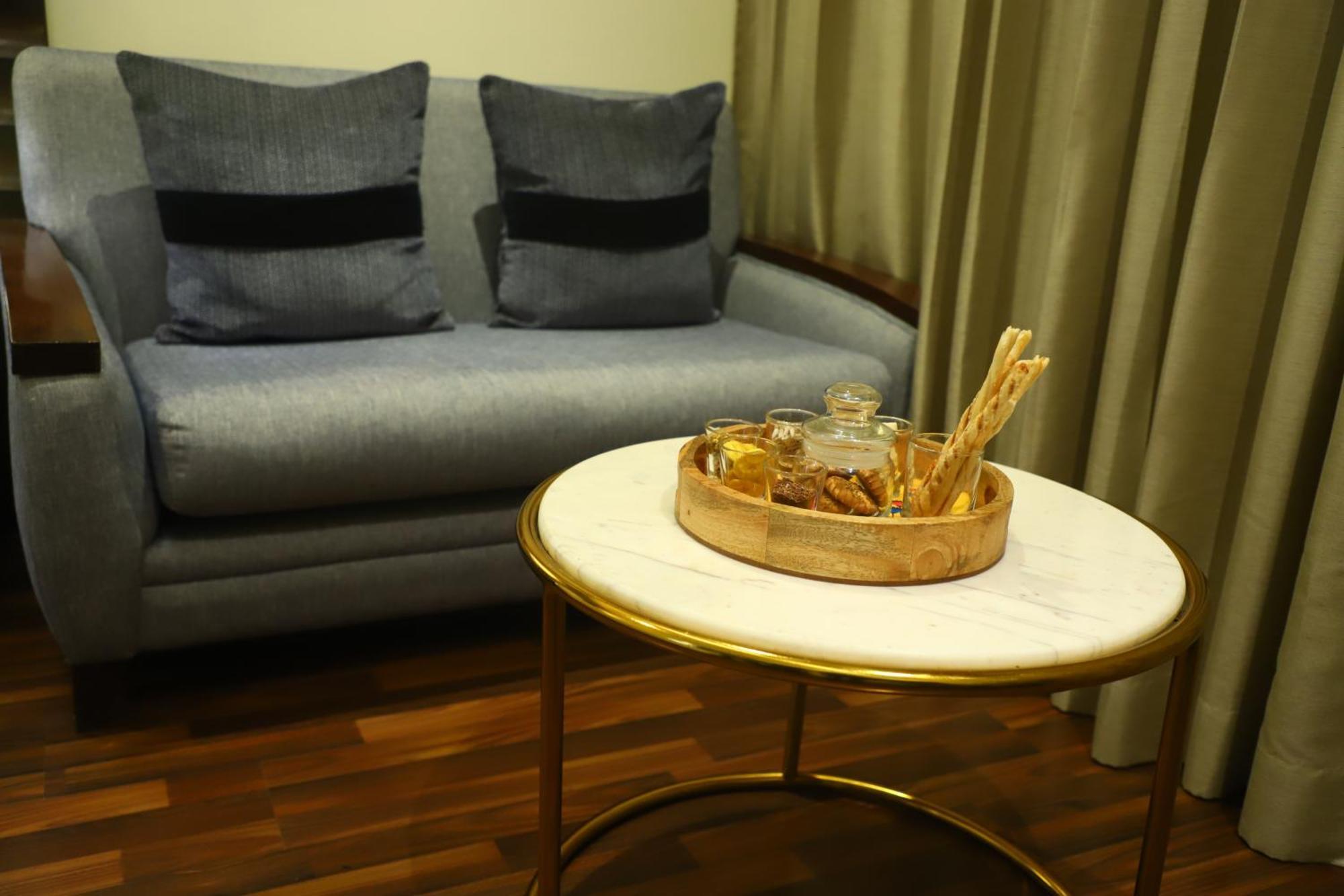 เดอะ มิวส์ สโรวร ปอร์ติโก- กาปาศิระ Hotel เดลี ภายนอก รูปภาพ